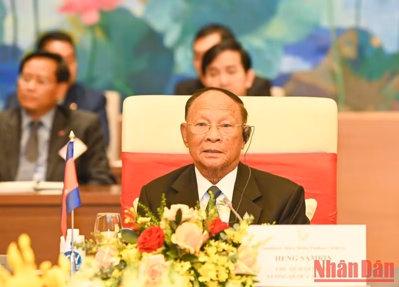President of the Cambodian National Assembly Samdech Heng Samrin speaks at the talks. (Photo: NDO)