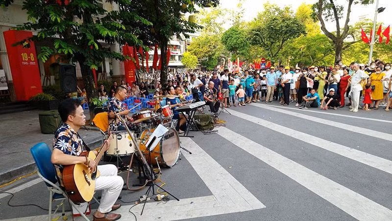 An art performance on the pedestrian street around Hoan Kiem Lake (Photo: NDO) An art performance on the pedestrian street around Hoan Kiem Lake (Photo: NDO)