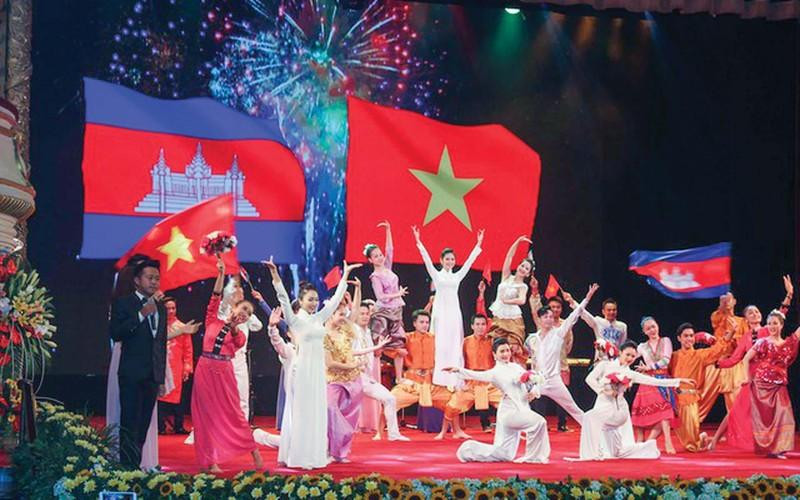 An art exchange performance between Vietnam and Cambodia (Photo: chinhphu.vn)