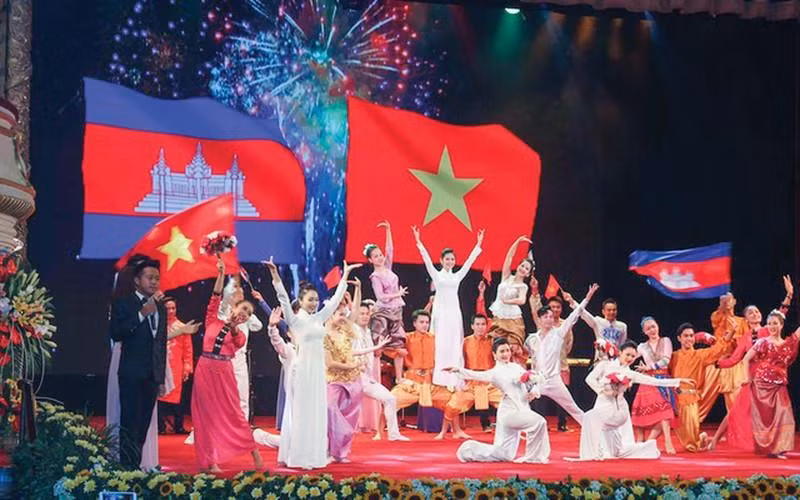 An art exchange performance between Vietnam and Cambodia (Photo: chinhphu.vn)