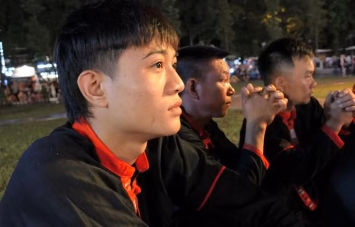 Ta Van Khanh, 19, from Na Tho Village, Tan Bac Commune, has followed the shaman to join the fire dance since he was 15 years old.