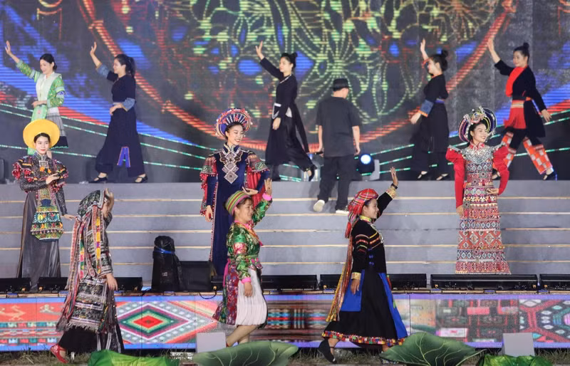The traditional costumes of ethnic minority groups showed at the ceremony.