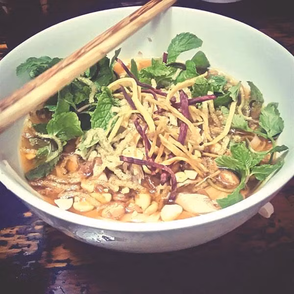 Instead of soup (or broth), 'con sui' is served with sauce, just enough to make the noodle strands shiny and soaked in spices and toppings. (Photo: hoahoctro.com)