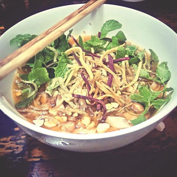 Instead of soup (or broth), 'con sui' is served with sauce, just enough to make the noodle strands shiny and soaked in spices and toppings. (Photo: hoahoctro.com)