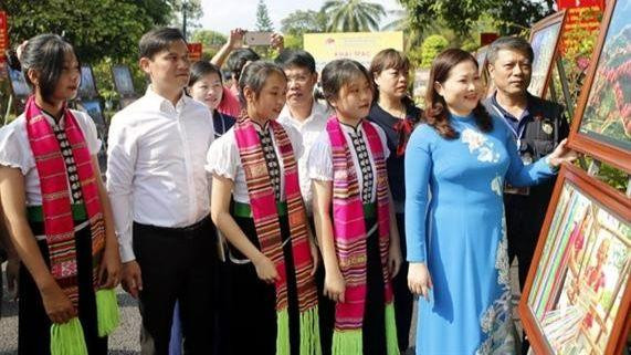 Visitors at the exhibition (Photo: baovanhoa.vn)