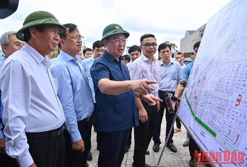 NA leader Vuong Dinh Hue visits Loc An-Binh Son resettlement areas (Photo: NDO)