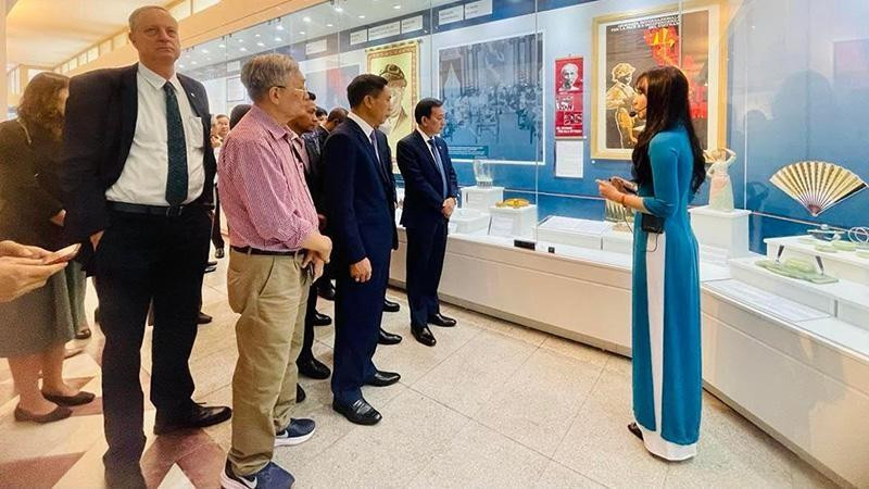 At the exhibition (Photo: NDO)