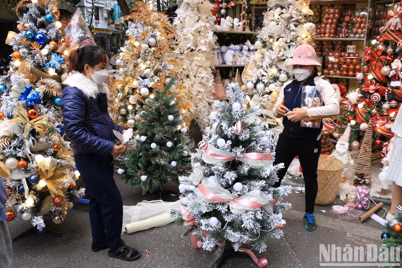 This year, people's demand for Christmas decoration has increased dramatically, so items such as Christmas trees or snowmen are made more carefully and elaborately to serve customers, shared a trader.