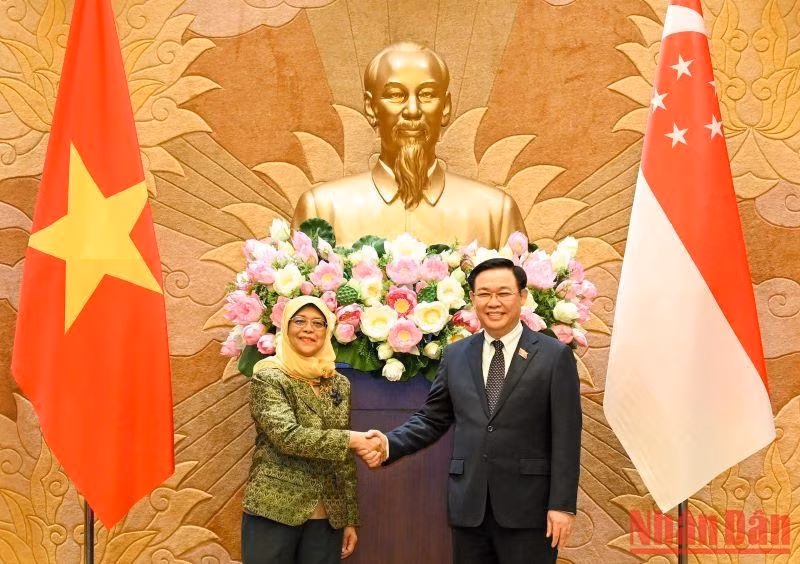 NA Chairman Vuong Dinh Hue and Singaporean President Halimah Yacob at the reception (Photo: NDO)