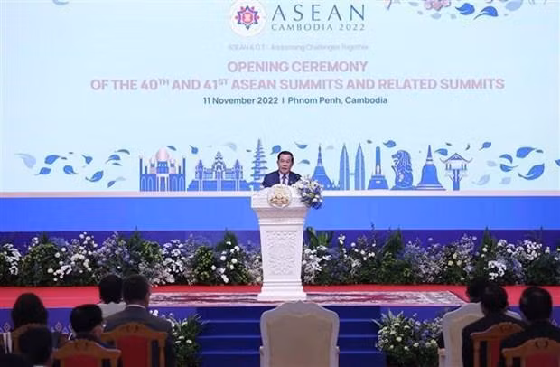 Cambodian PM Samdech Techo Hun Sen addresses the opening ceremony of the 40th and 41st ASEAN Summits on November 11 morning. (Photo: VNA)