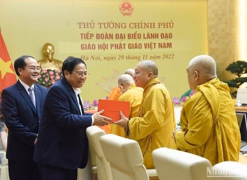 PM Pham Minh Chinh present gifts to the delegates. (Photo: NDO)
