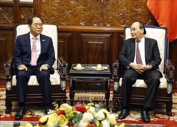 President Nguyen Xuan Phuc (R) and the outgoing Ambassador of the Republic of Korea (RoK), Park Noh-wan. (Photo: VNA)
