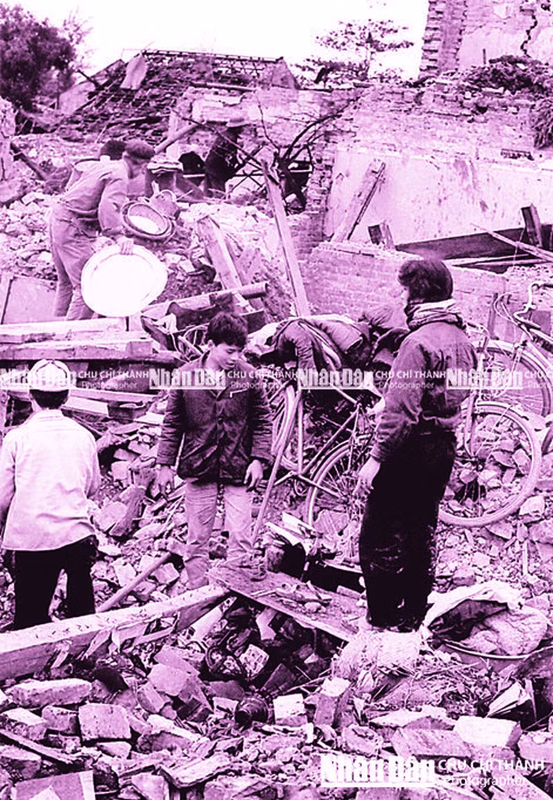 The wreckage of a B-52 aircraft shot down in Dinh Cong Commune, Thanh Tri District, Hanoi.