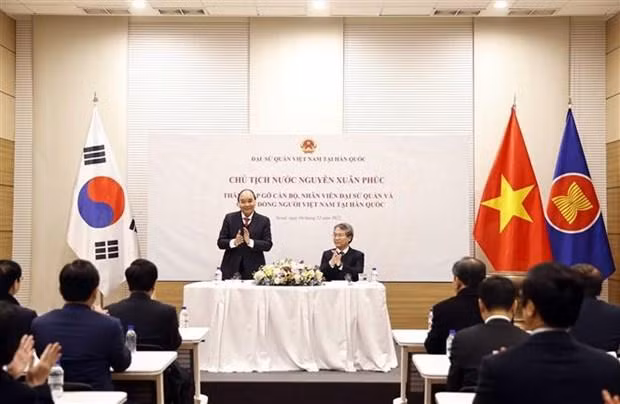 President Nguyen Xuan Phuc (standing) at the meeting on December 4. (Photo: VNA)