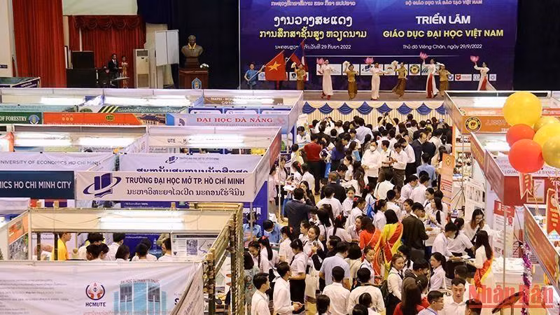The 2022 Vietnam Higher Education Expo attracted thousands of Lao students and managers. (Photo: NDO)
