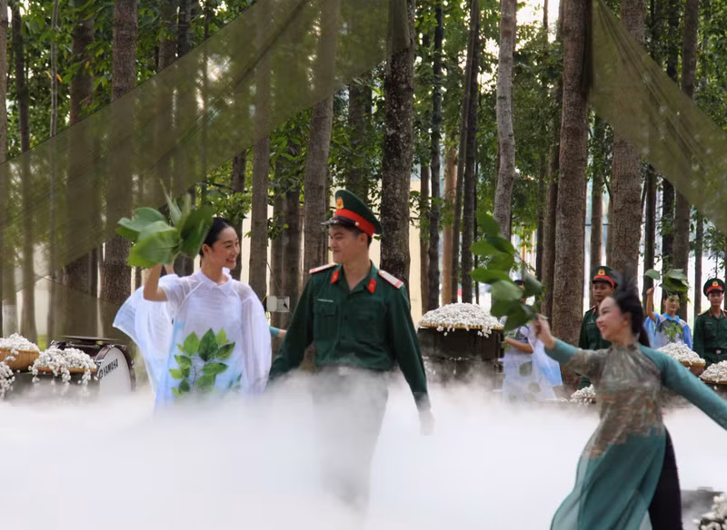 Soldiers and models at the art programme. (Photo: THE ANH)
