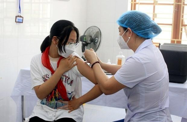 A student gets vaccinated against COVID-19. (Photo: VNA)
