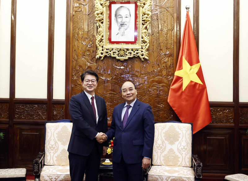 President Nguyen Xuan Phuc (R) and President and CEO of Yonhap News Agency Seong Ghi-hong (Photo: VNA) 