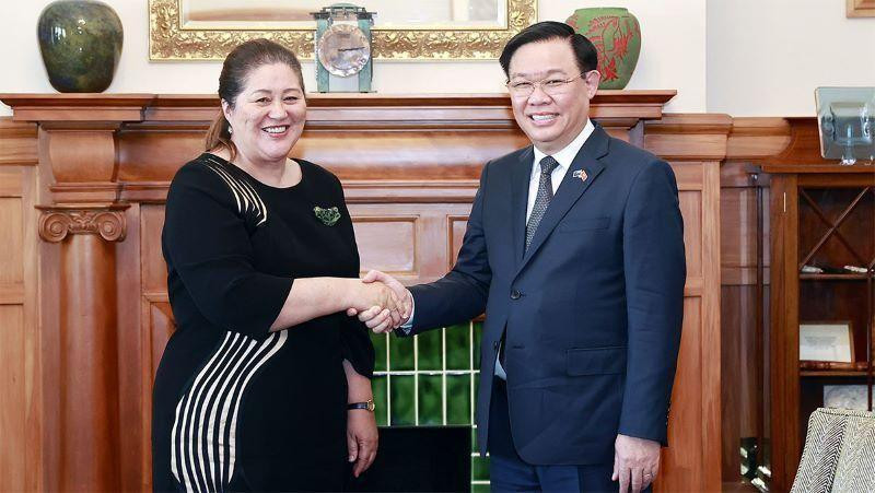 NA Chairman Vuong Dinh Hue (right) and Governor-General of New Zealand Dame Cindy Kiro (Photo: VNA)