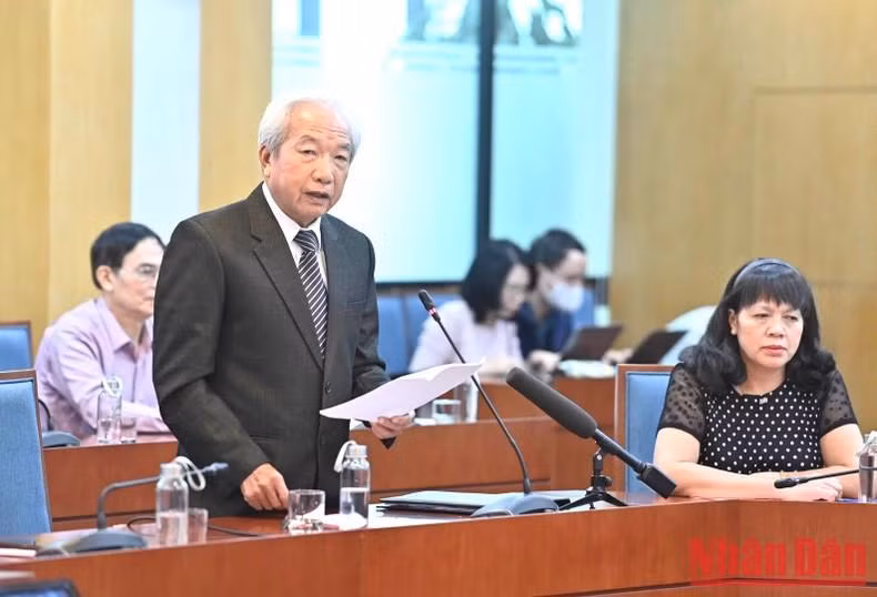 A voter from Ba Dinh District voices his concerns at the meeting.