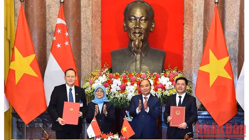 President Nguyen Xuan Phuc and his Singaporean counterpart Halimah Yacob witnessed the signing of a Memorandum of Understanding on energy cooperation between the two Ministries of Industry and Trade. 