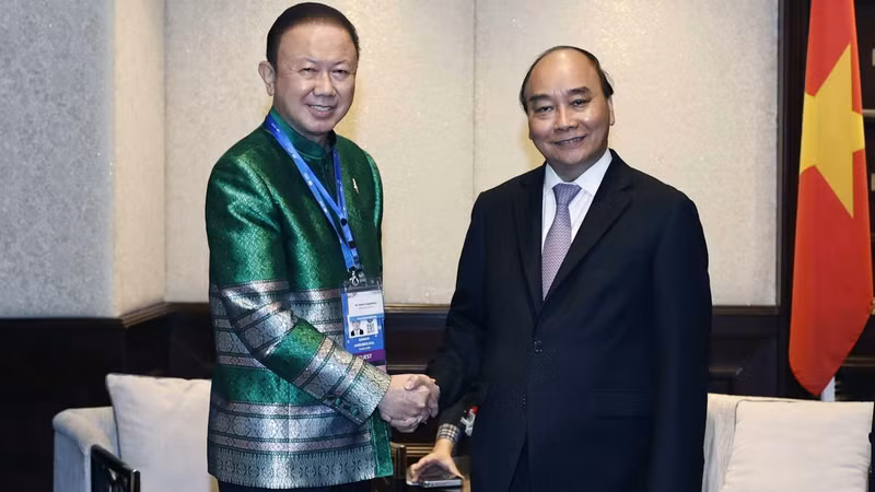 President Nguyen Xuan Phuc (R) and President of the Thailand-Vietnam Friendship Association (TVFA) Sanan Angubolkul. (Photo: VNA)