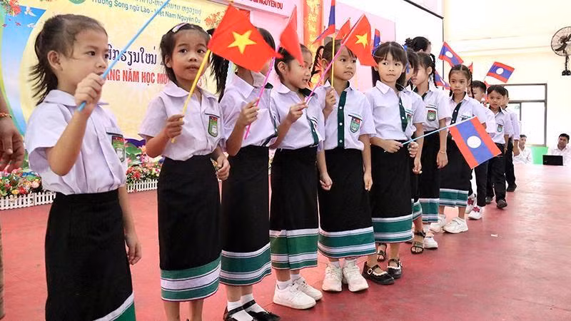 Students at the Nguyen Du Lao-Vietnamese bilingual school (Photo: NDO)