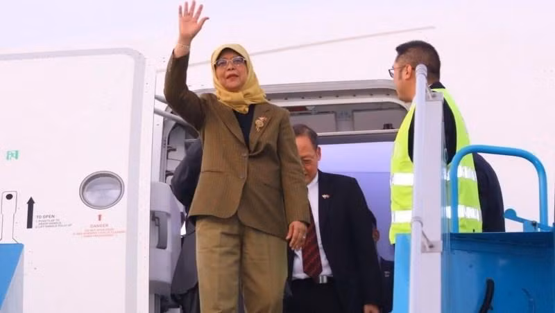 Singaporean President Halimah Yacob arrives in Hanoi, beginning her State visit (Photo: VNA) 