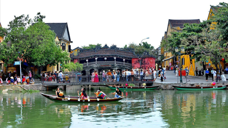 Visitors ride a boat along the Hoai river. (Photo: Thanh Hoa/VNP)