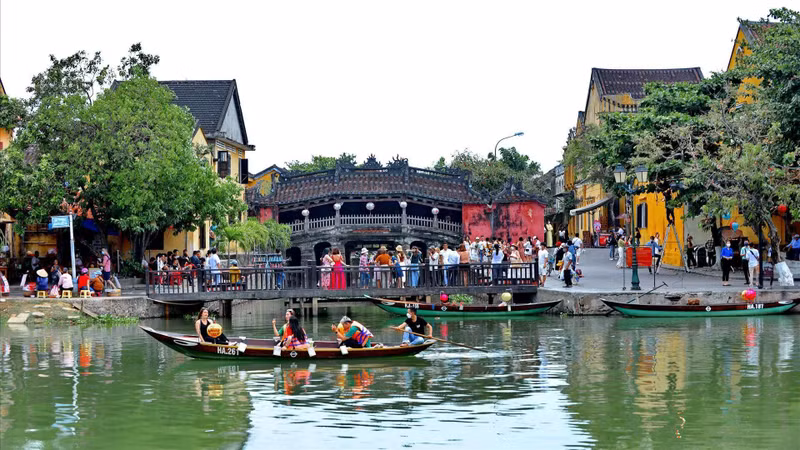 Visitors ride a boat along the Hoai river. (Photo: Thanh Hoa/VNP)