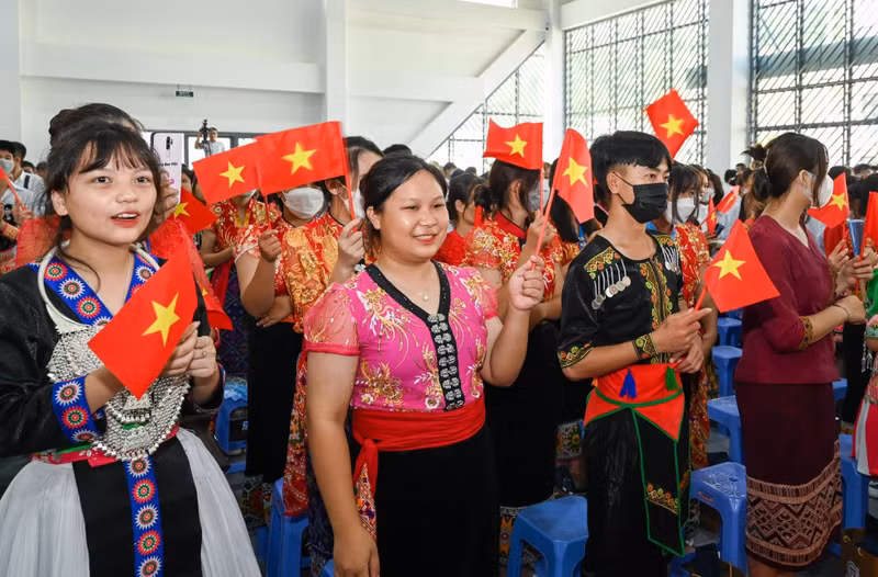 The joy of the students from Ky Son High School on the inauguration day of the new school