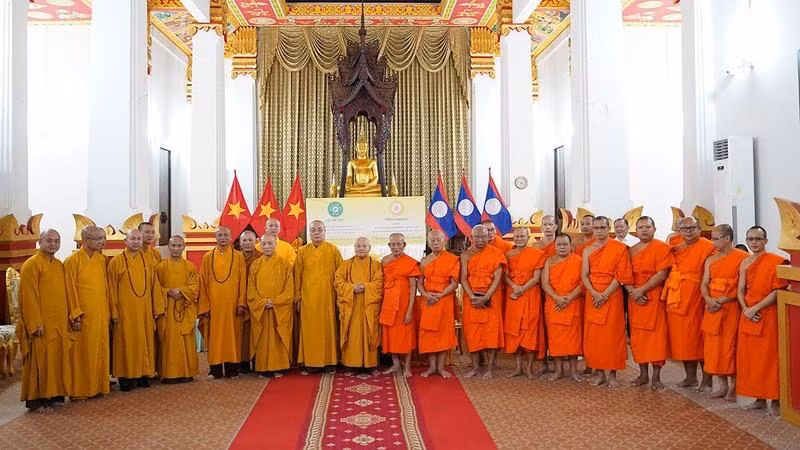 The delegations of Vietnamese and Lao Buddhist Sanghas (Photo: NDO)