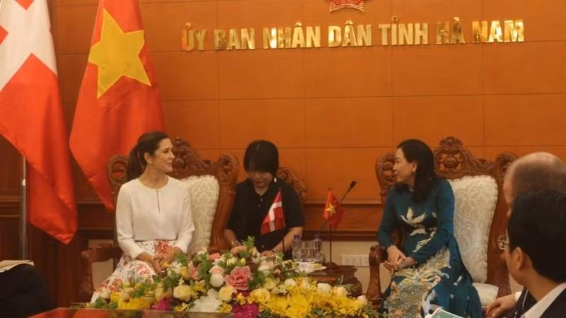 Deputy Secretary of the Ha Nam provincial Party Committee Dinh Thi Lua (right) receives Danish Crown Princess Mary Elizabeth on November 2. (Photo: NDO)