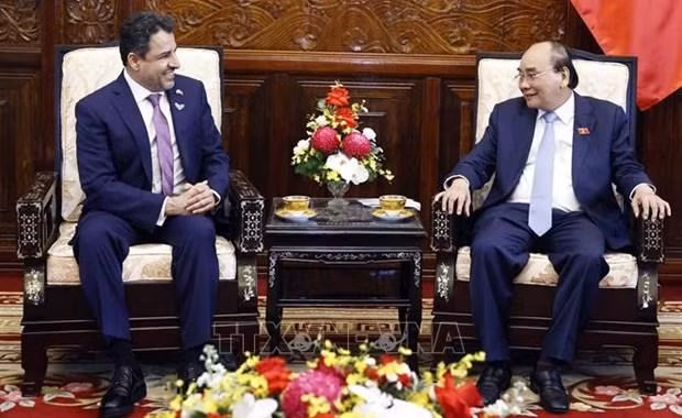 President Nguyen Xuan Phuc (R) receives UAE Ambassador to Vietnam Obaid Saeed Al Dhaheri. (Photo: VNA)