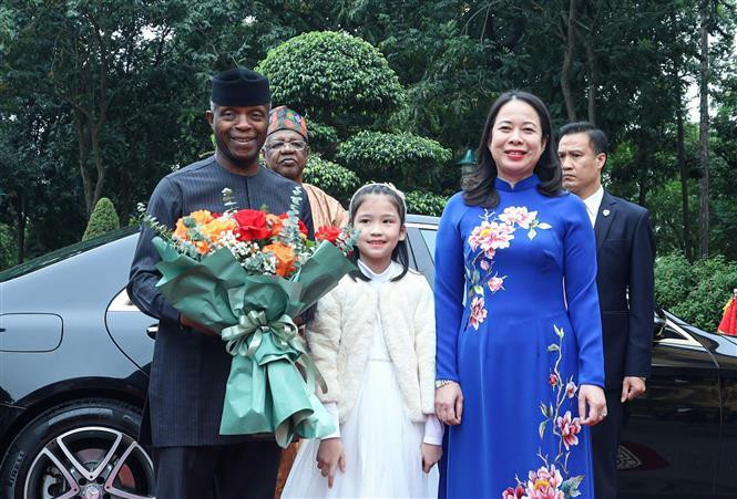 Vietnamese Vice President Vo Thi Anh Xuan (right) and her visiting Nigerian counterpart Yemi Osinbajo. (Photo: VNA)