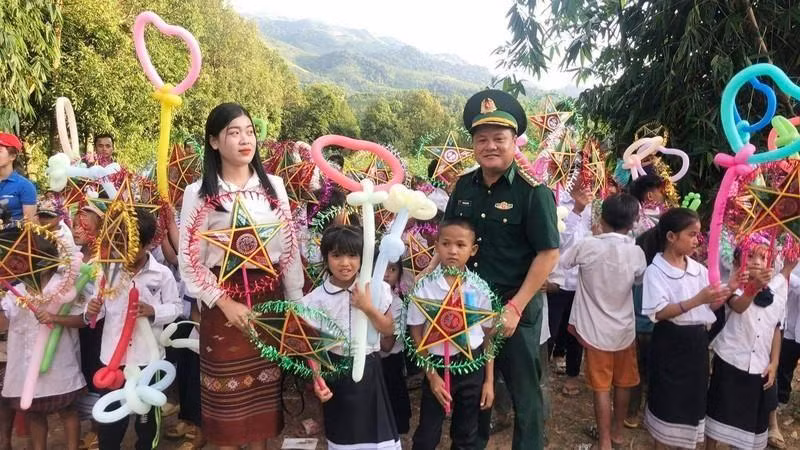 Children receive Mid-Autumn gifts. (Photo: NDO)