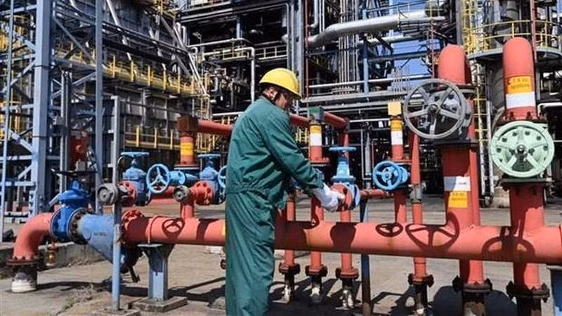 Workers adjust the water system of the Duna oil refinery in the town of Szazhalombatta (Hungary). (Photo: AFP/VNA)