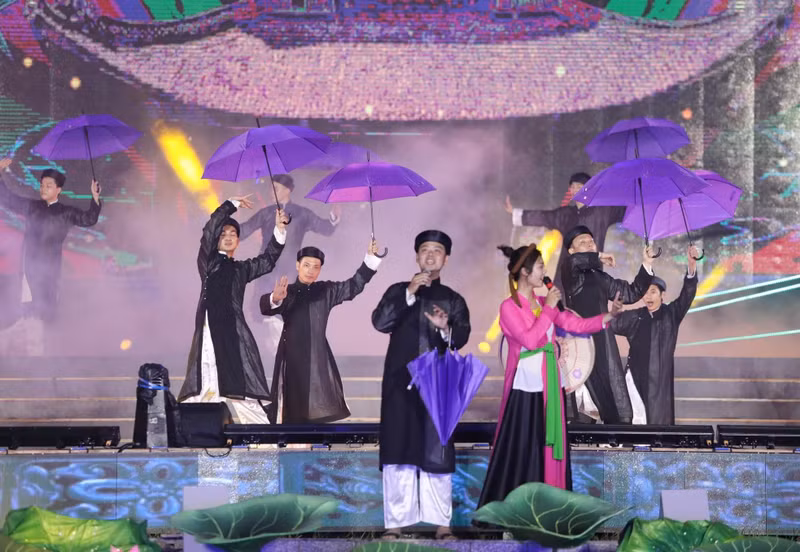 A performance of Quan Ho (love duet) singing