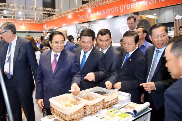 PM Pham Minh Chinh visits an exhibition showcasing the national branded products. (Photo: moit.gov.vn)