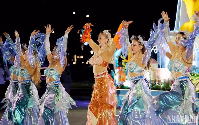 Foreign dancers perform at the event. (Photo: NDO)