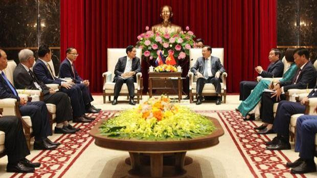 The meeting between Secretary of the Hanoi Party Committee Dinh Tien Dung (R) and Phnom Penh Governor Khuong Sreng on September 5. (Photo: VNA)