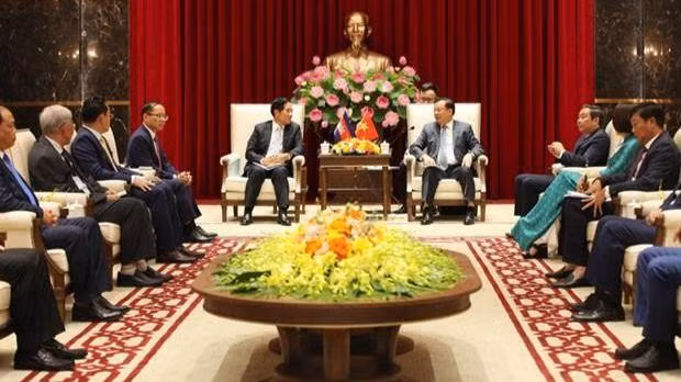 The meeting between Secretary of the Hanoi Party Committee Dinh Tien Dung (R) and Phnom Penh Governor Khuong Sreng on September 5. (Photo: VNA)