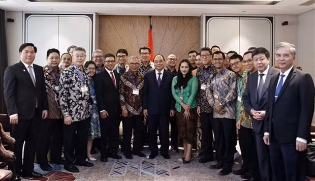 President Nguyen Xuan Phuc poses for a photo with the delegation of the Indonesia - Vietnam Friendship Association. (Photo: VNA)