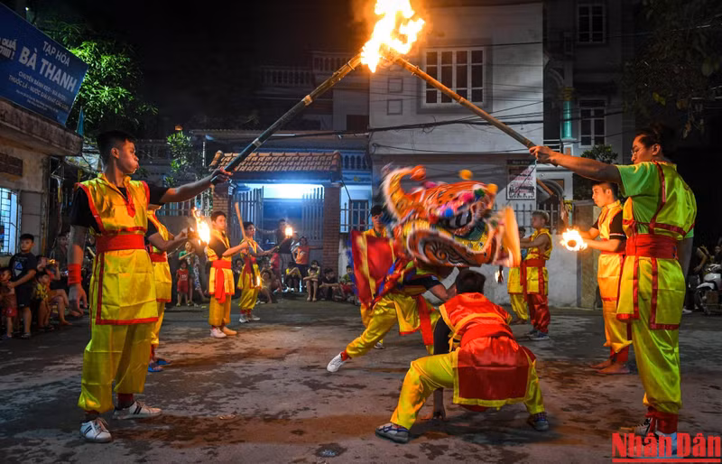 Notably, before the lion dance performances, the group’s members sprayed water as practice for spraying gasoline to blow the fires.