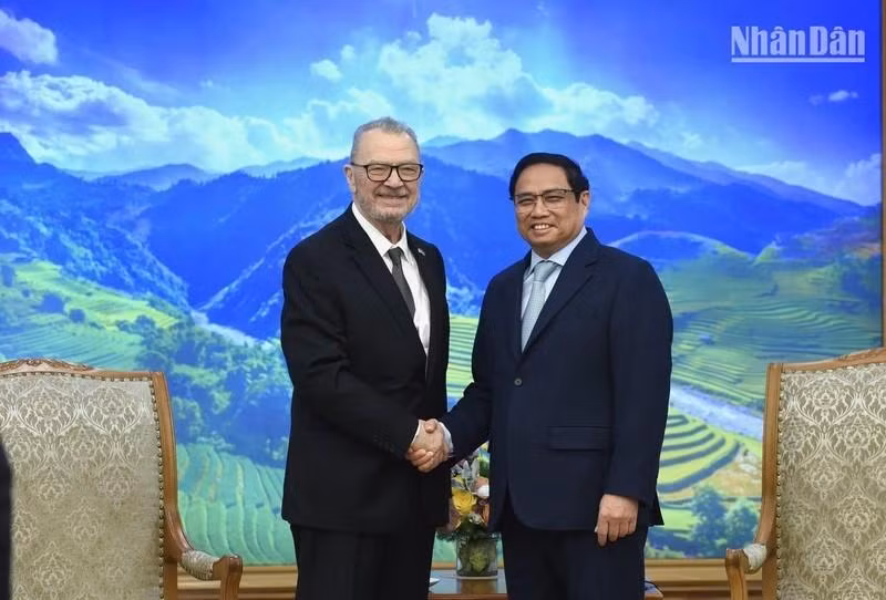  Prime Minister Pham Minh Chinh (right) receives Senior Vice President and Regional Managing Director of the USABC Michael Michalak. (Photo: NDO)