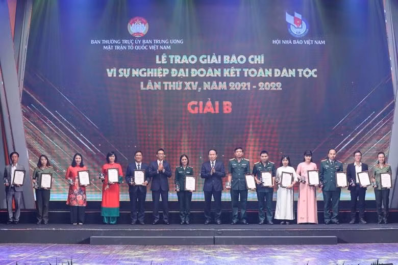 B prize winners are honoured. (Photo: dangcongsan.vn)