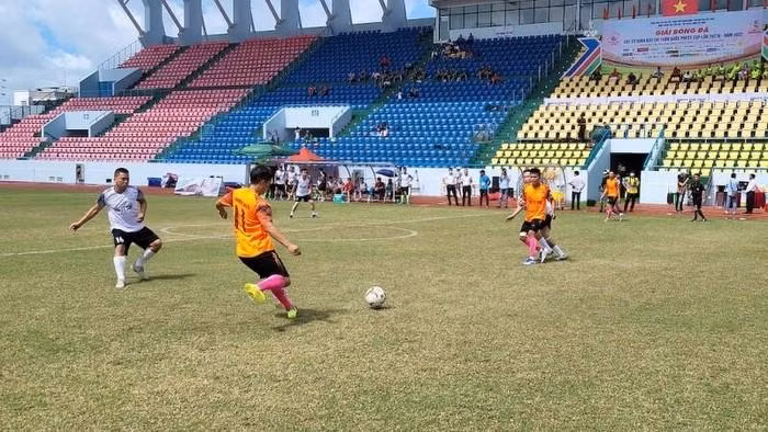 The match between Nhan Dan Newspaper and the Club of social life reporters in Ho Chi Minh City. (Photo: NDO)