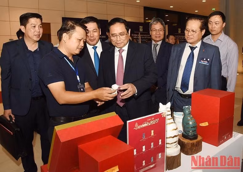 Prime Minister Pham Minh Chinh visits an exhibition showcasing the national branded products. (Photo: NDO)