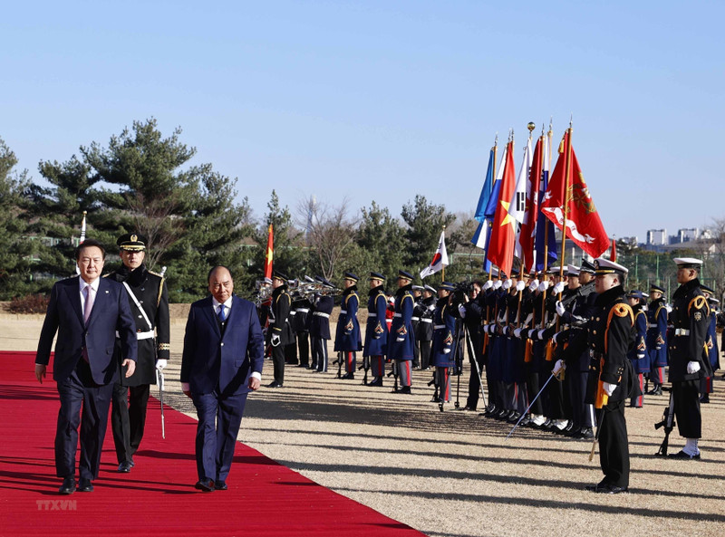 RoK President Yoon Suk-yeol (L) and President Nguyen Xuan Phuc review the guard of honour. (Photo: VNA)