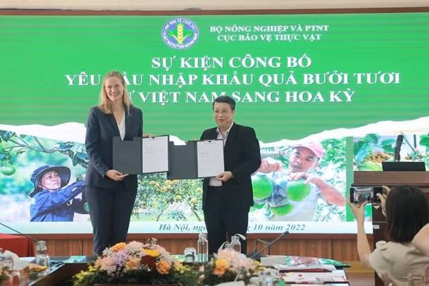 Vietnamese and US officials at the meeting to announce the US's requirements for pomelo import from Vietnam on October 17. (Photo: VNA)